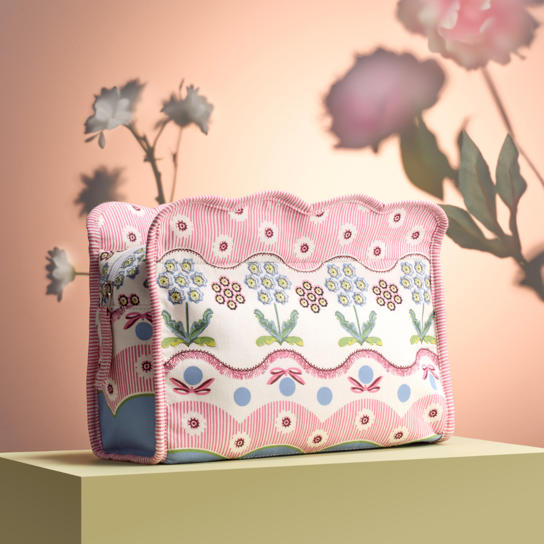 Woven Flowers Scallop Wash Bag
